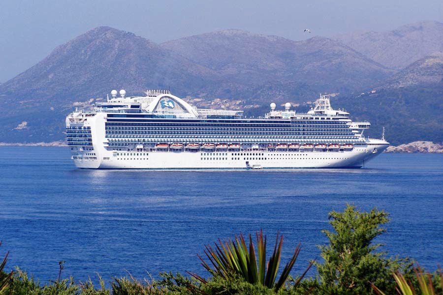 El Emerald Princess fondeando majestuoso EMERALD PRINCESS CRUCEROS DE LUJO PREMIUM